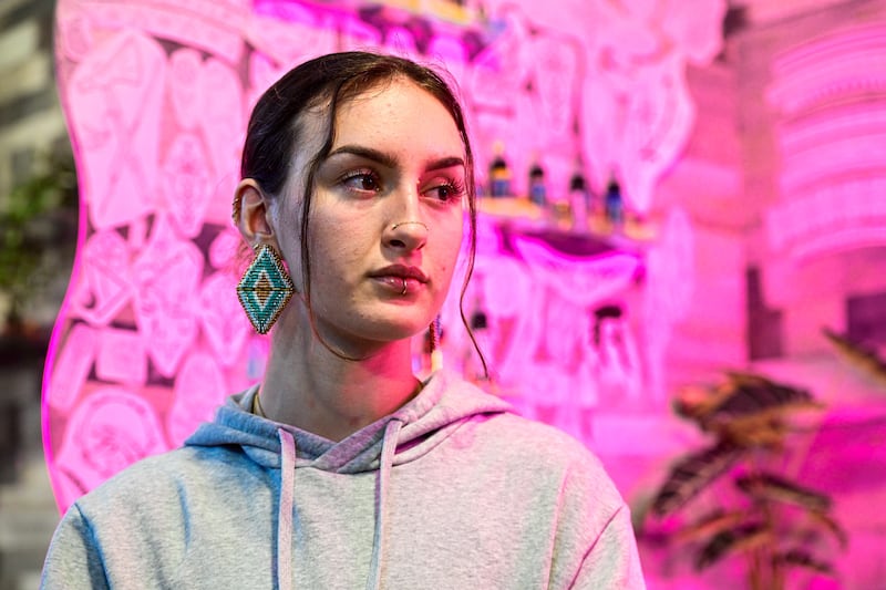 «On est Wendat aujourd’hui. Il faut créer aujourd’hui des choses qui sont wendat sans toujours se référer à la tradition. Il y a aussi ce qu’on crée et ce qu’on vit maintenant», souffle la tatoueuse originaire de Wendake, Marilou Bastien.